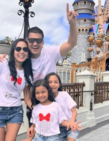 Elder Dayan fue invitado por Disney World Latino a pasear con su familia en los parques